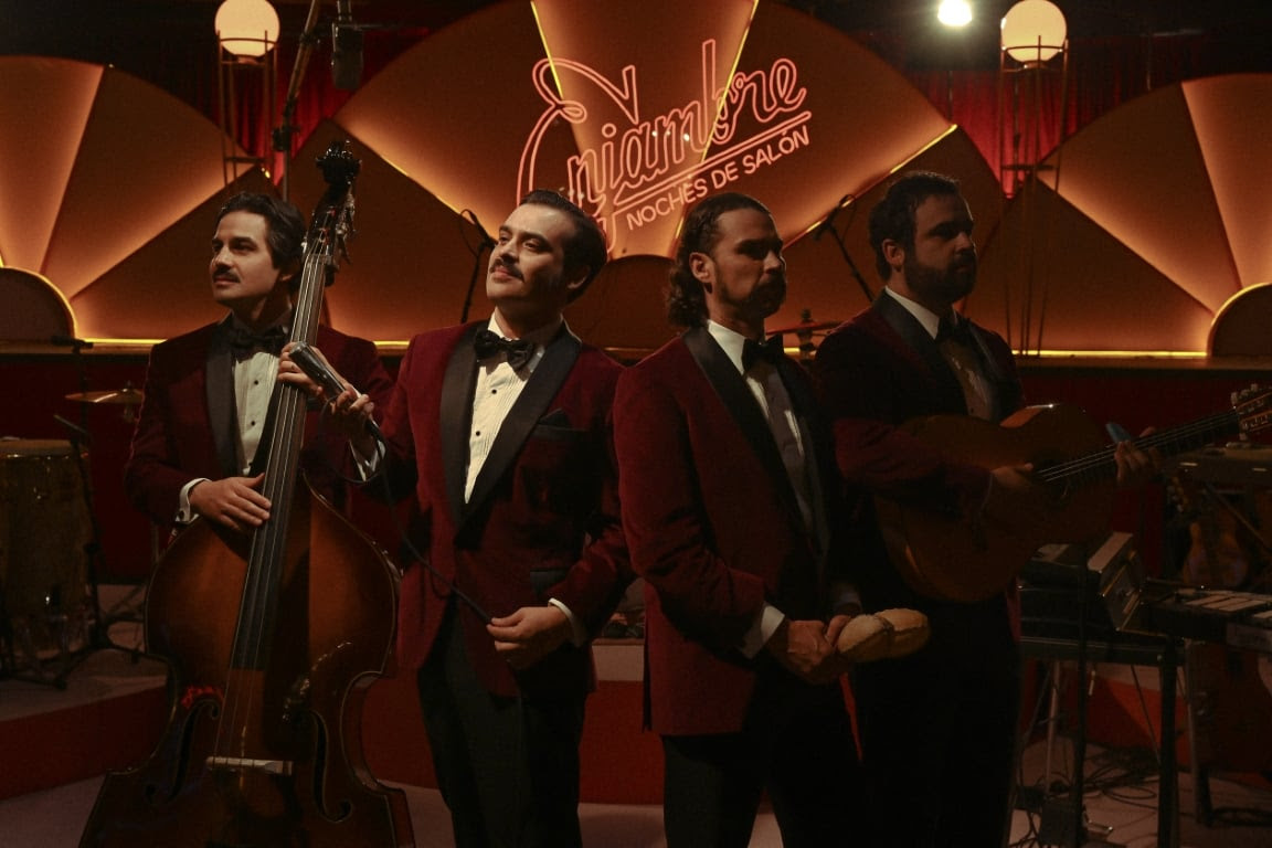 La banda Mexicana Enajmbre trae a España  «Noches de salón», donde reinventan sus grandes éxitos sumando un conjunto de siete músicos.